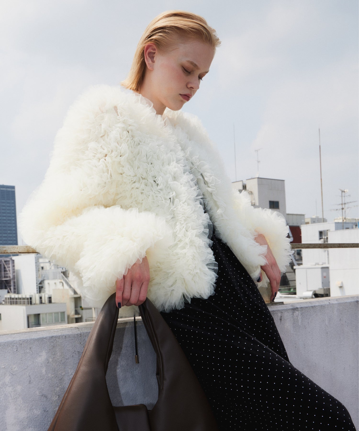VOLUME TULLE JACKET  アイボリー正面アップポーズ