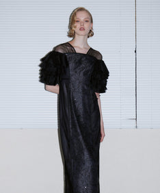 SPANGLE RUFFLE DRESS ブラック 正面アップポーズ