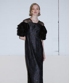 SPANGLE RUFFLE DRESS ブラック 正面アップポーズ