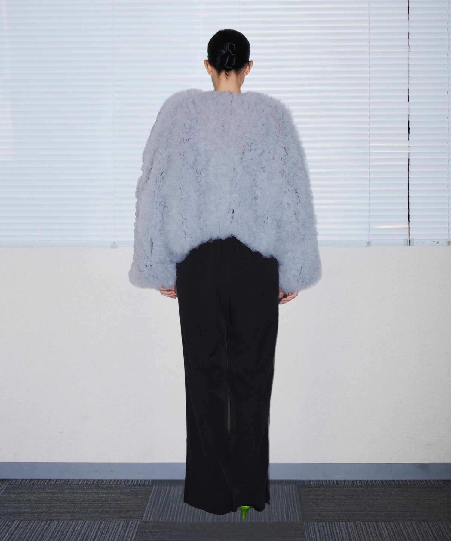 VOLUME TULLE JACKET グレー 背面全身