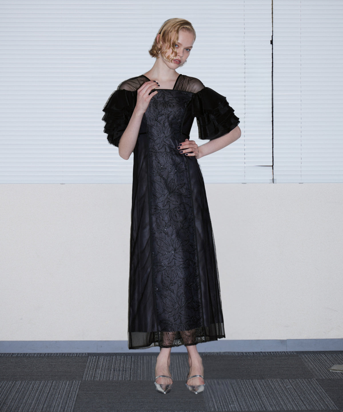 SPANGLE RUFFLE DRESS ブラック 正面全身ポーズ