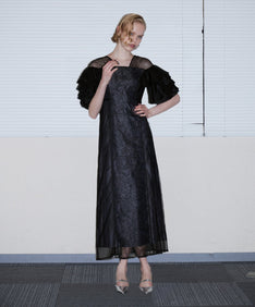 SPANGLE RUFFLE DRESS ブラック 正面全身ポーズ