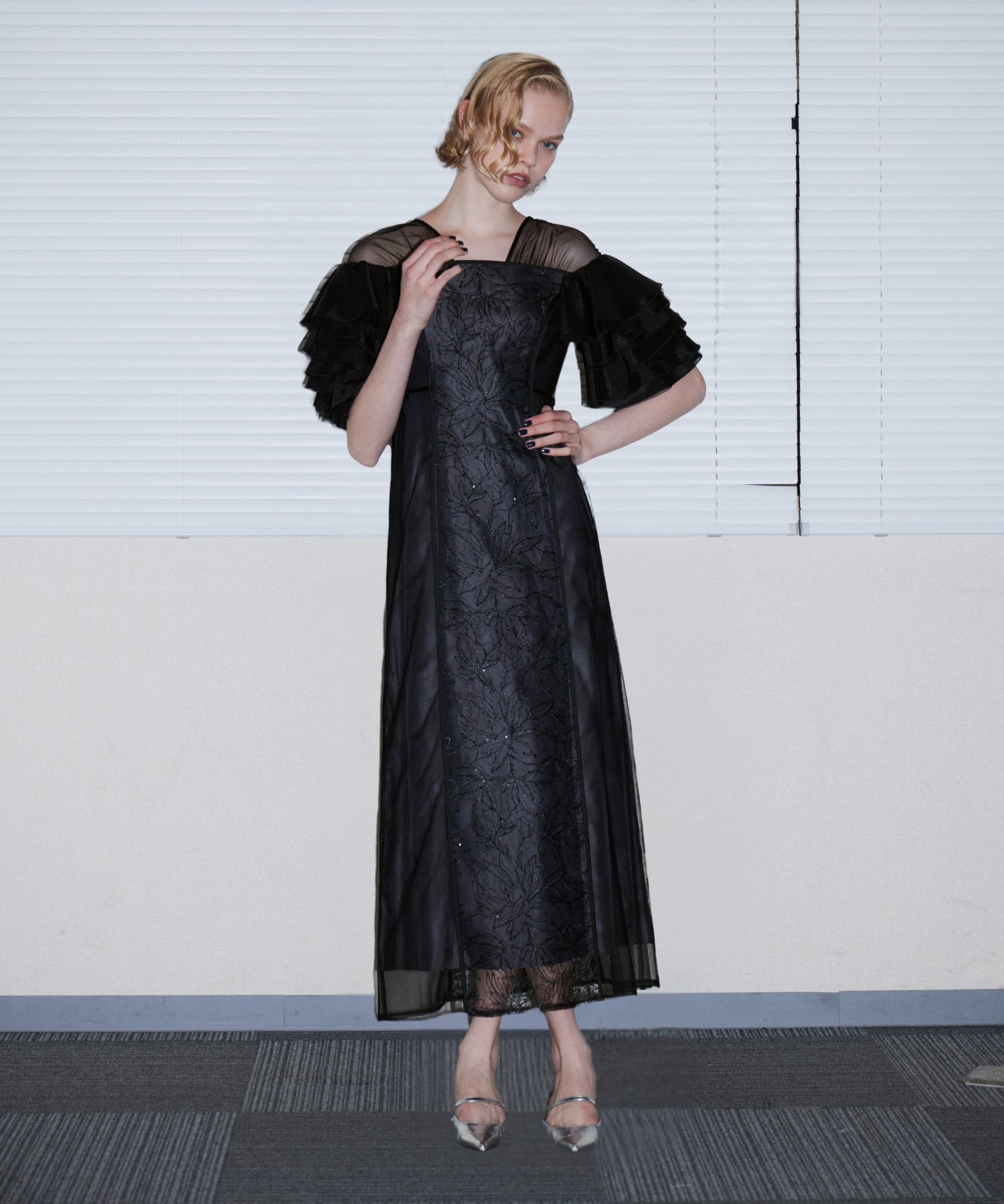 SPANGLE RUFFLE DRESS ブラック 正面全身ポーズ
