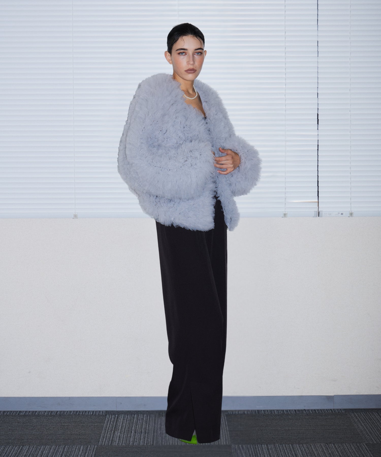VOLUME TULLE JACKET グレー 正面全身ポーズ