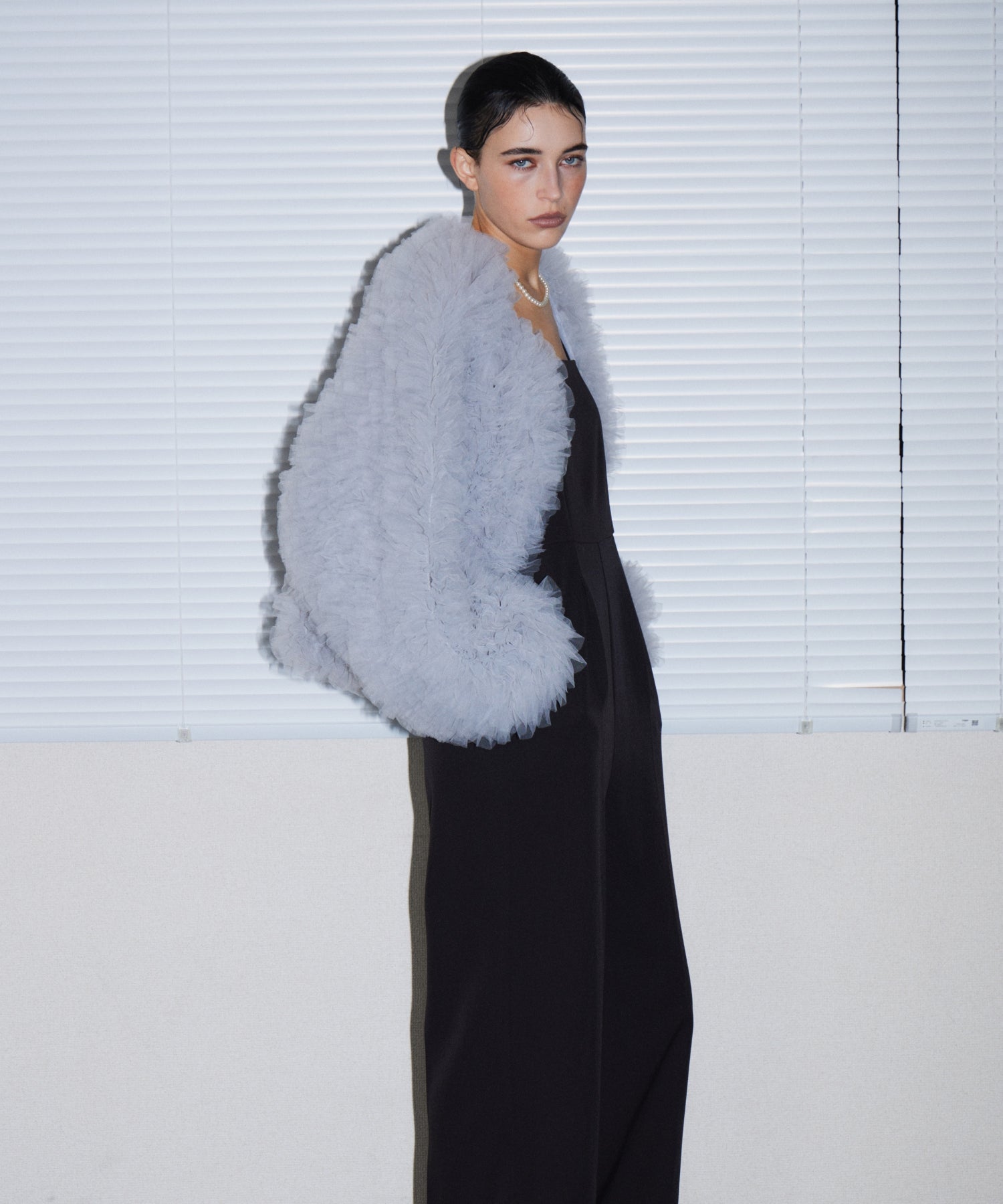 VOLUME TULLE JACKET グレー 正面アップポーズ