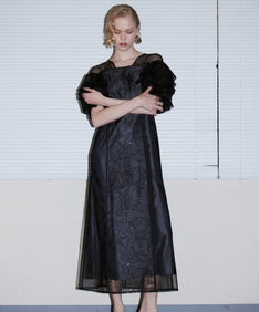 SPANGLE RUFFLE DRESS ブラック 正面アップポーズ
