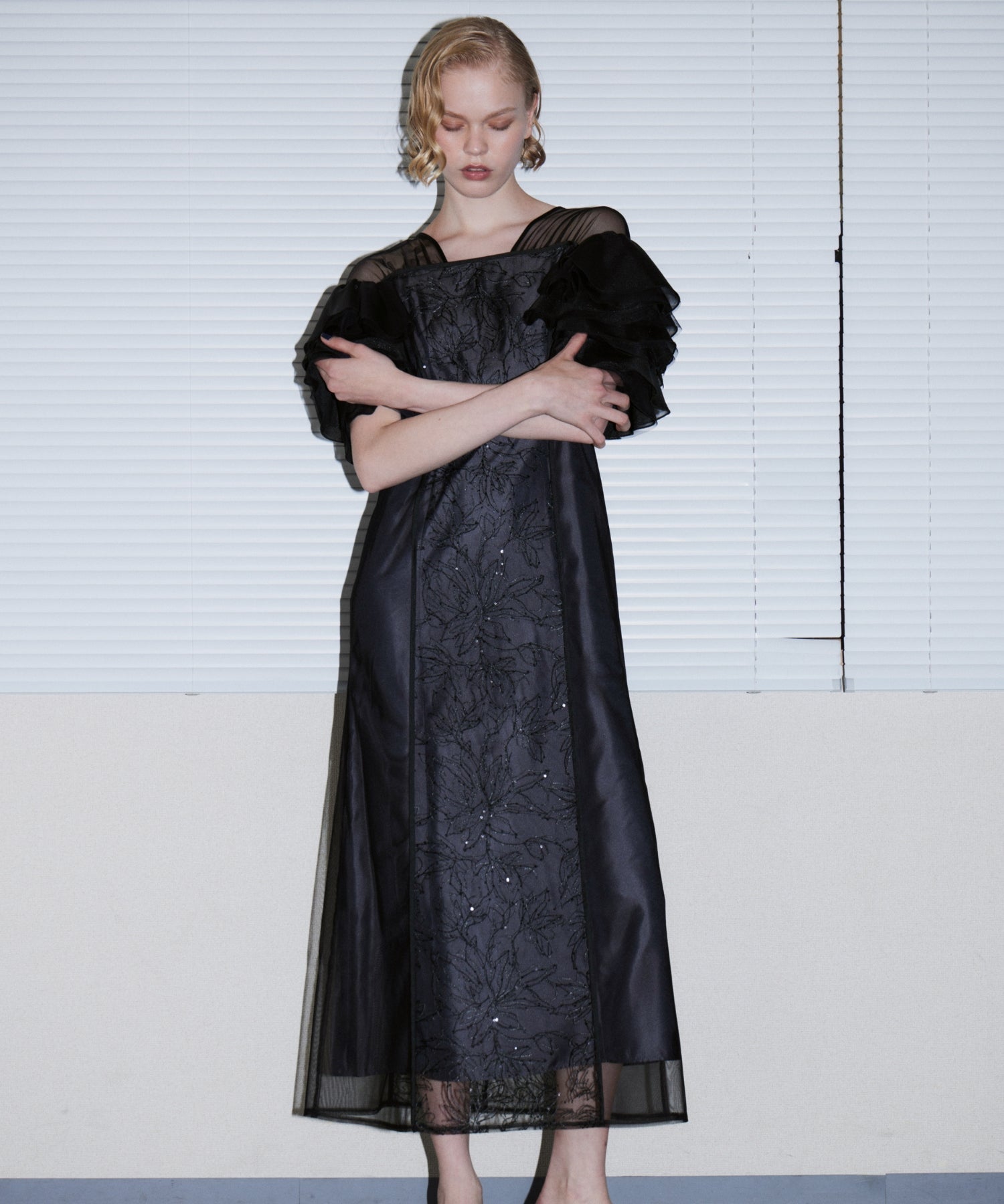 SPANGLE RUFFLE DRESS ブラック 正面アップポーズ