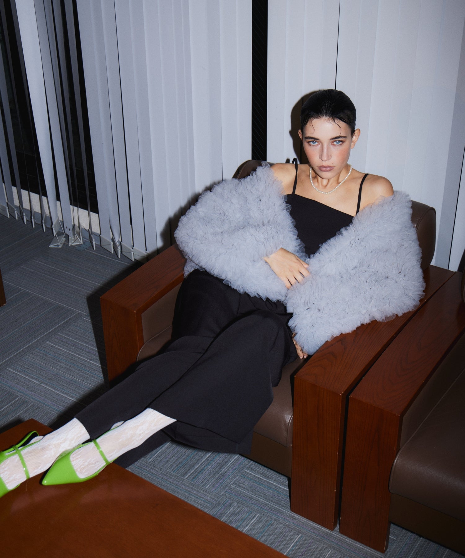 VOLUME TULLE JACKET グレー 座りアップポーズ