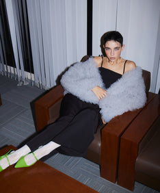 VOLUME TULLE JACKET グレー 座りアップポーズ