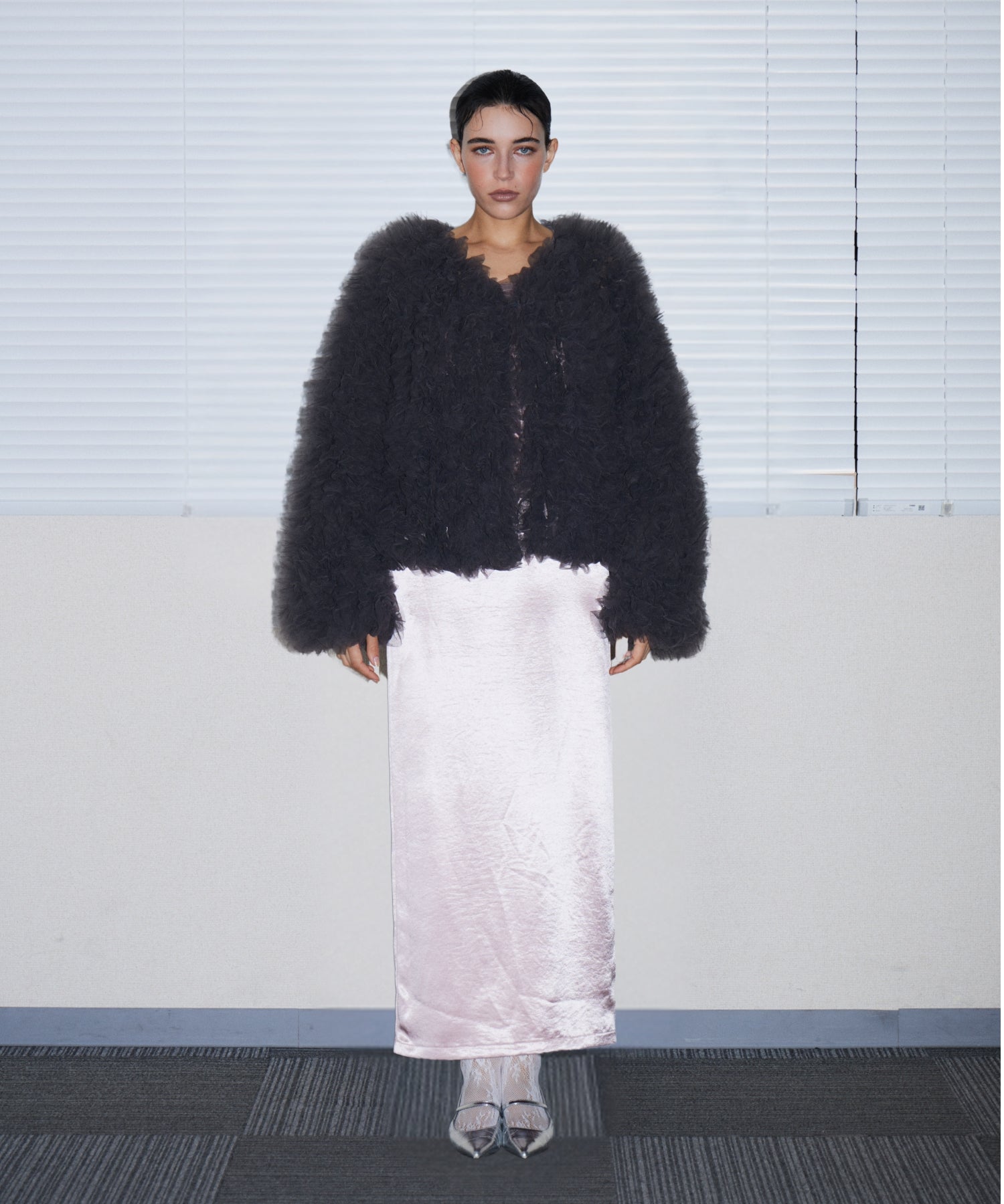 VOLUME TULLE JACKET  チャコール 正面全身