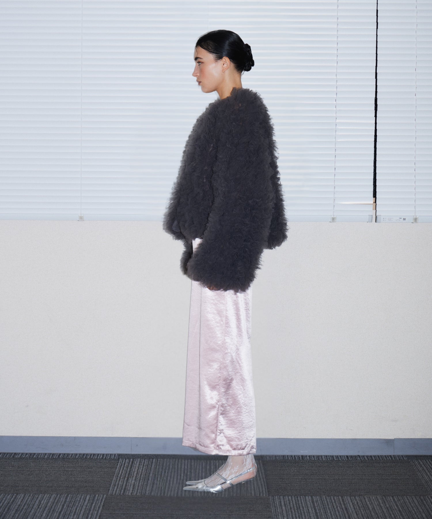 VOLUME TULLE JACKET  チャコール 横全身