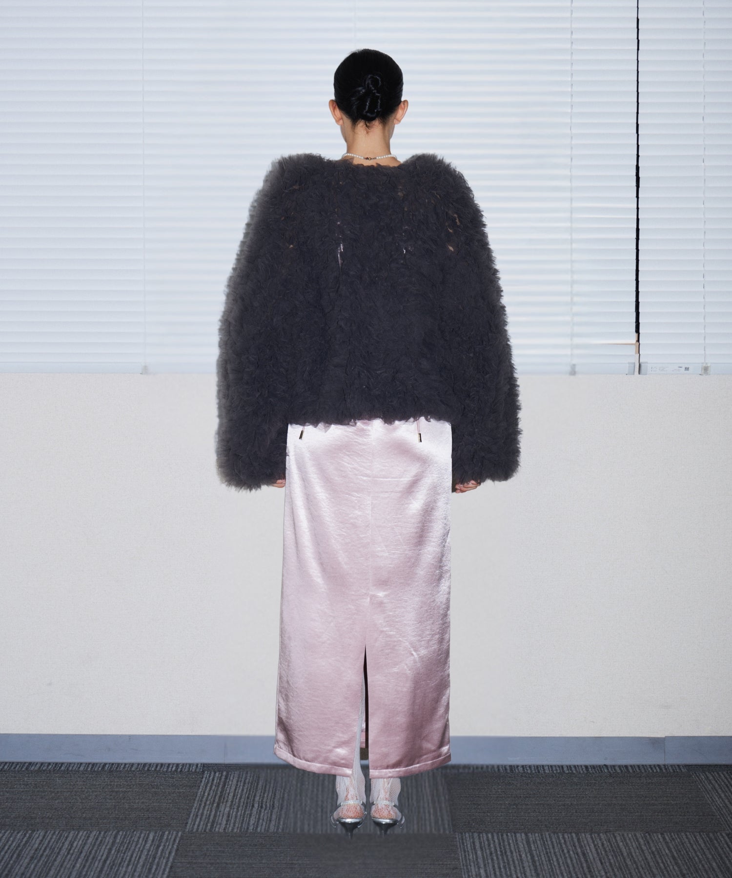 VOLUME TULLE JACKET  チャコール 背面全身