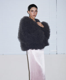 VOLUME TULLE JACKET チャコール 正面アップポーズ