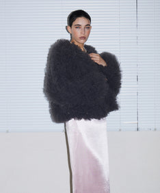VOLUME TULLE JACKET チャコール 正面アップポーズ