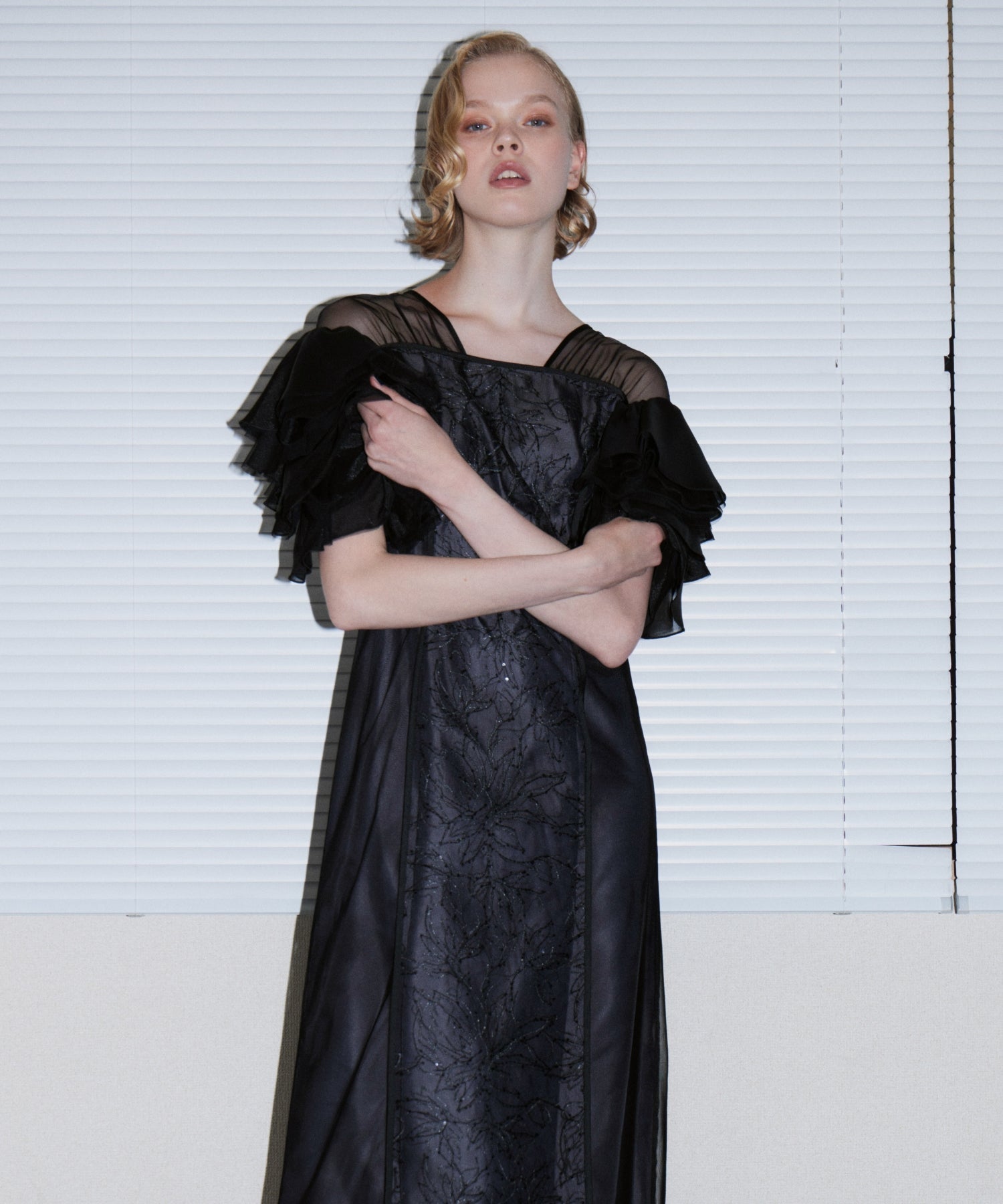 SPANGLE RUFFLE DRESS ブラック 正面アップポーズ