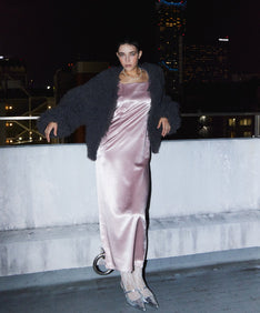 VOLUME TULLE JACKET  チャコール 正面全身ポーズ
