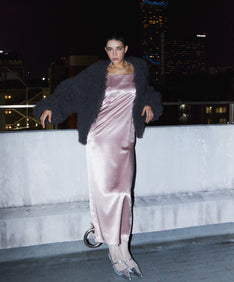 VOLUME TULLE JACKET  チャコール 正面全身ポーズ