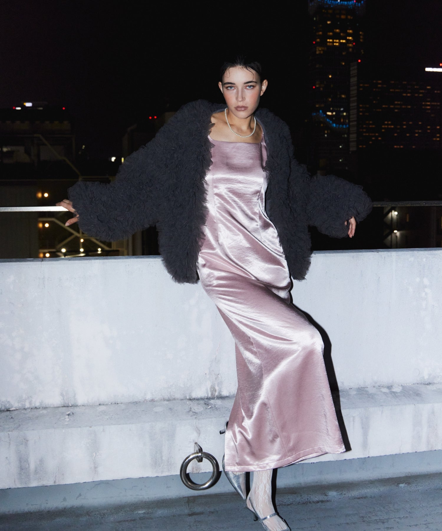 VOLUME TULLE JACKET  チャコール 正面全身ポーズ