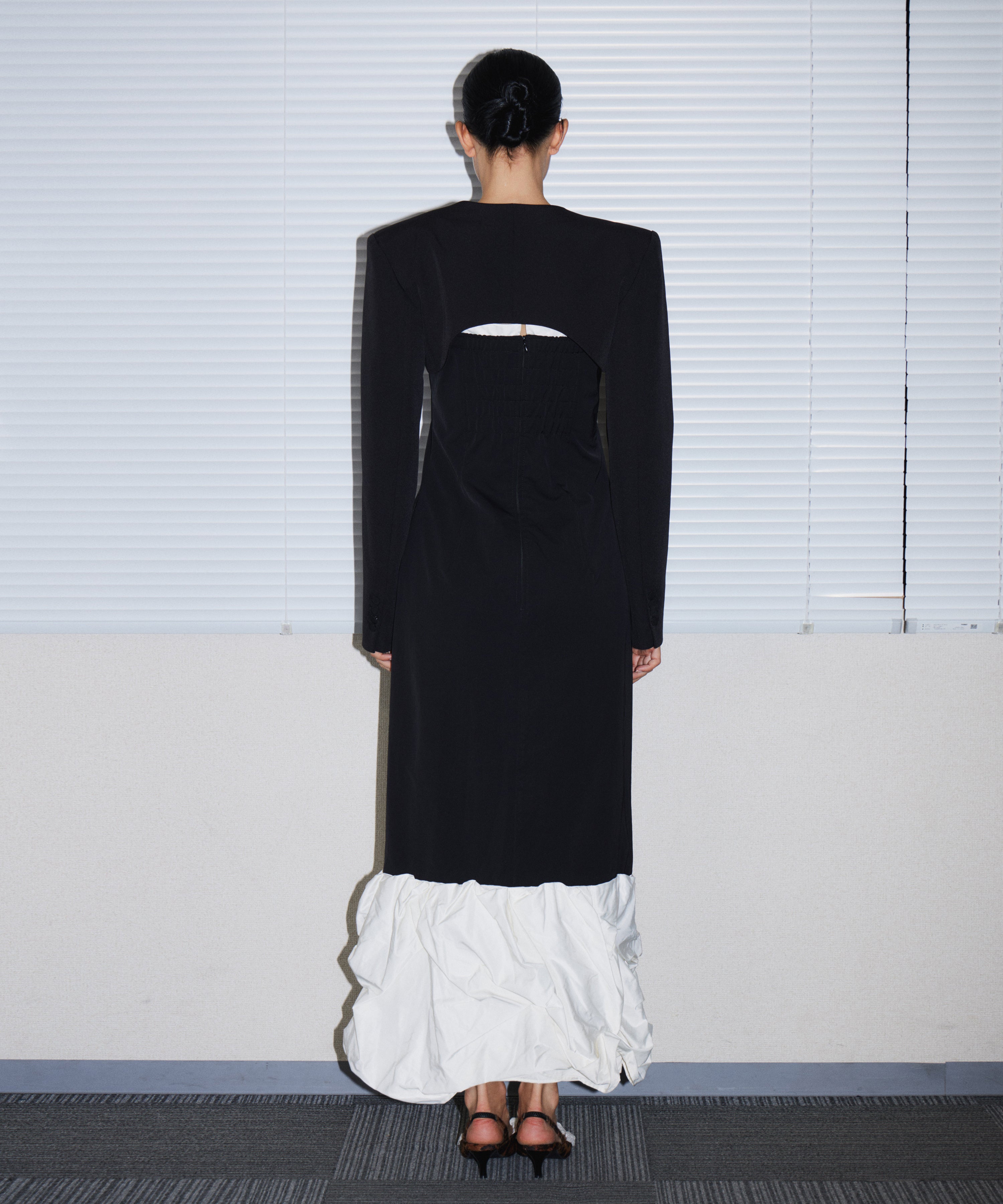 TRENCH BUBBLE DRESS ブラック 背面全身
