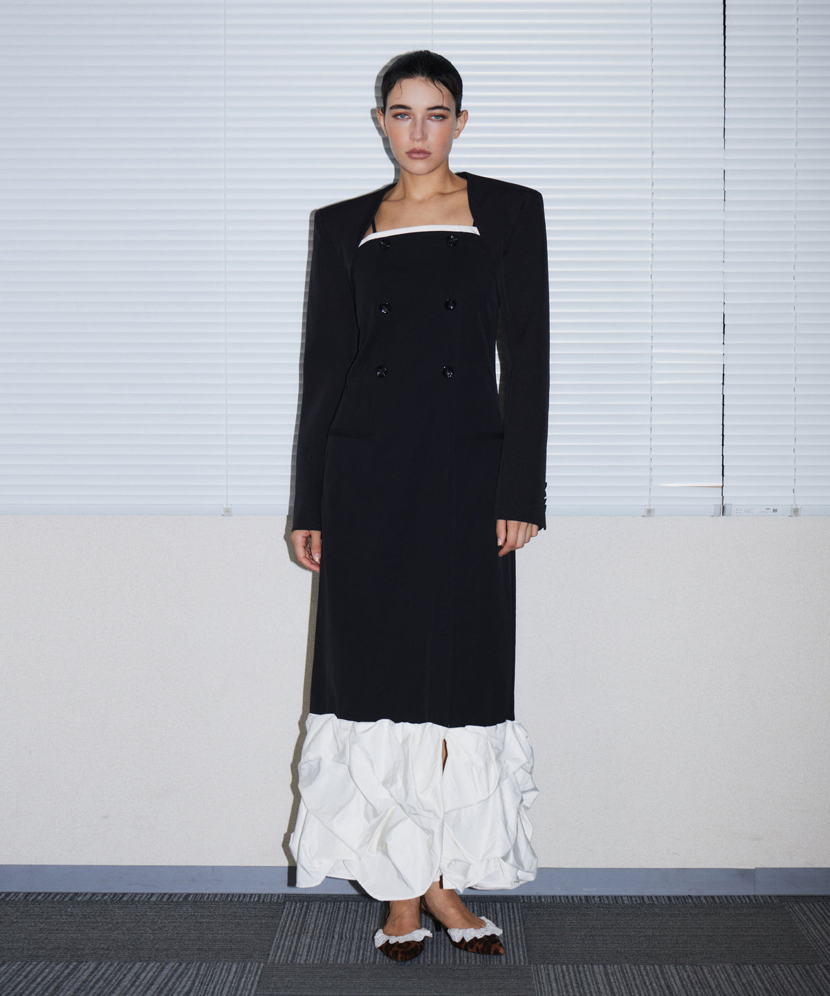 TRENCH BUBBLE DRESS ブラック 正面全身ポーズ