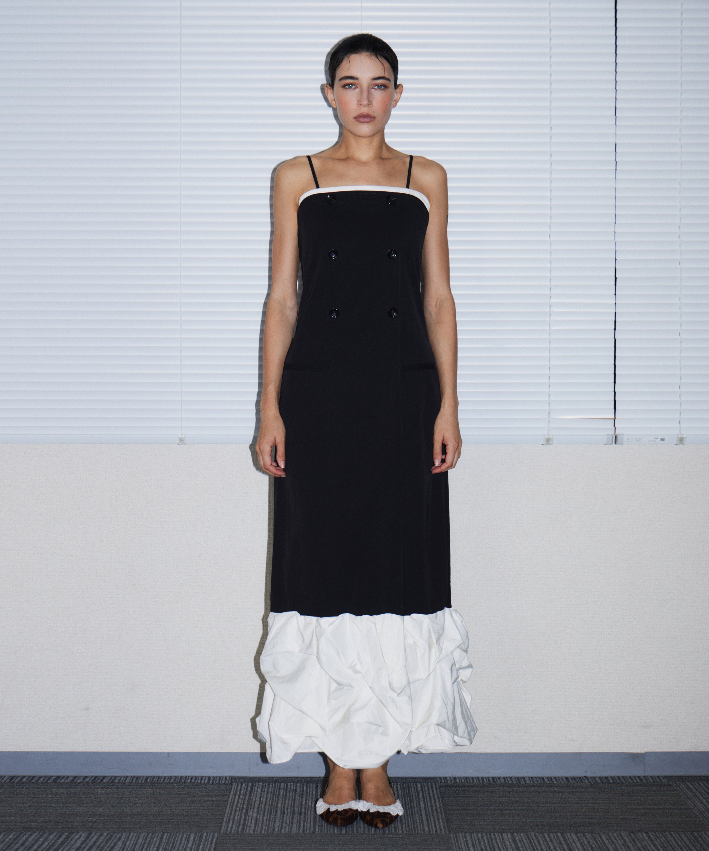 TRENCH BUBBLE DRESS ブラック 正面全身