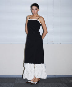 TRENCH BUBBLE DRESS ブラック 正面全身ポーズ