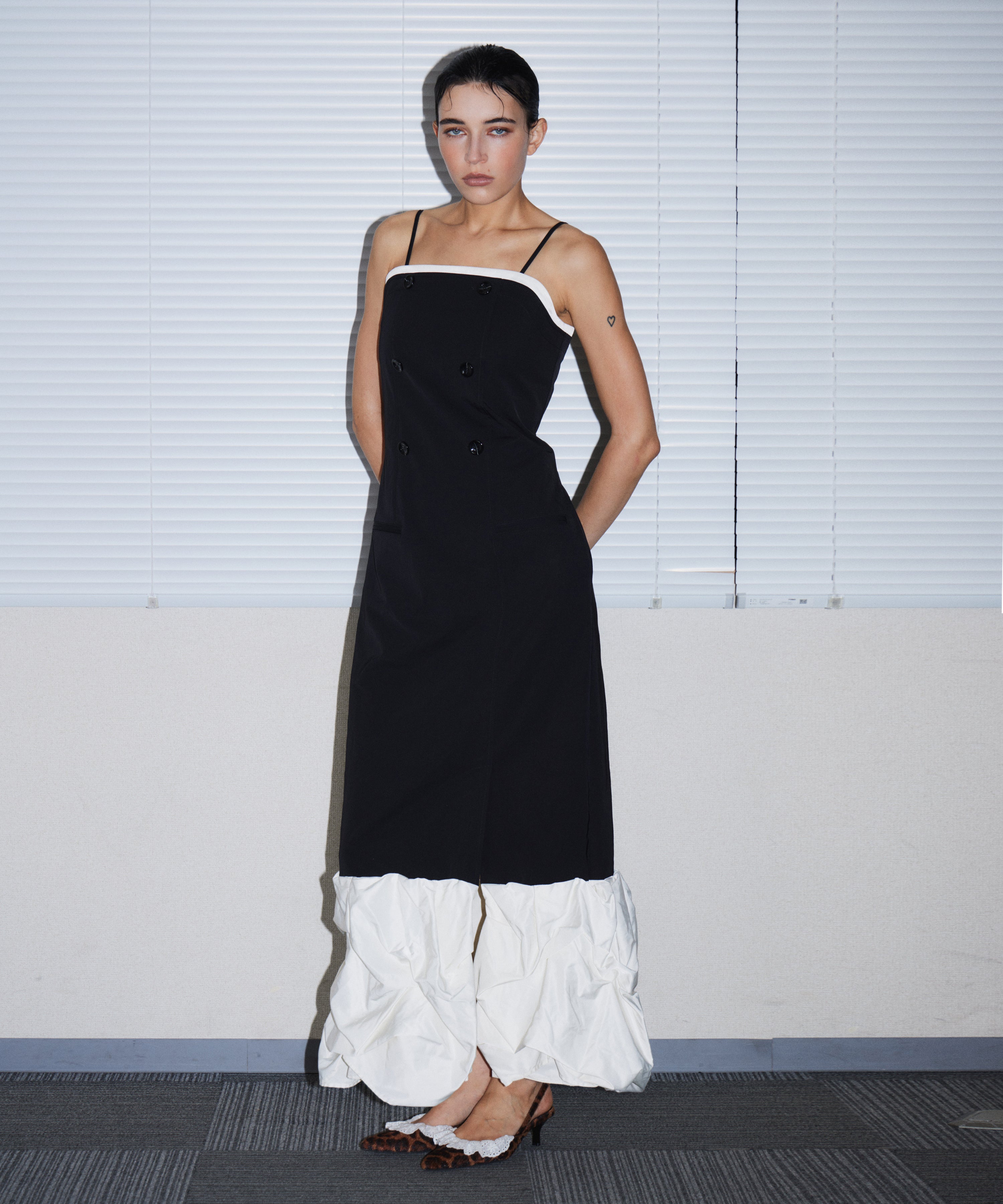 TRENCH BUBBLE DRESS ブラック 正面全身ポーズ