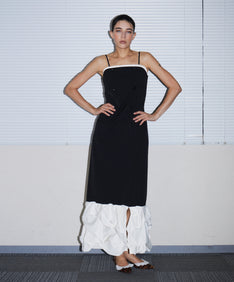 TRENCH BUBBLE DRESS ブラック 正面全身ポーズ