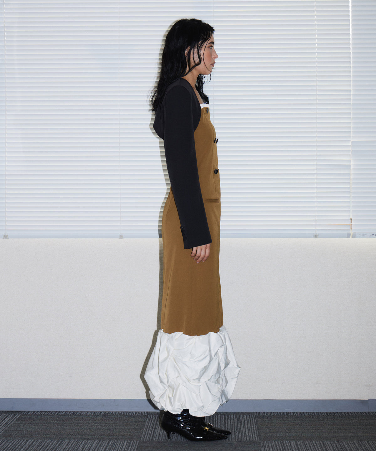 TRENCH BUBBLE DRESS キャメル 横向き全身