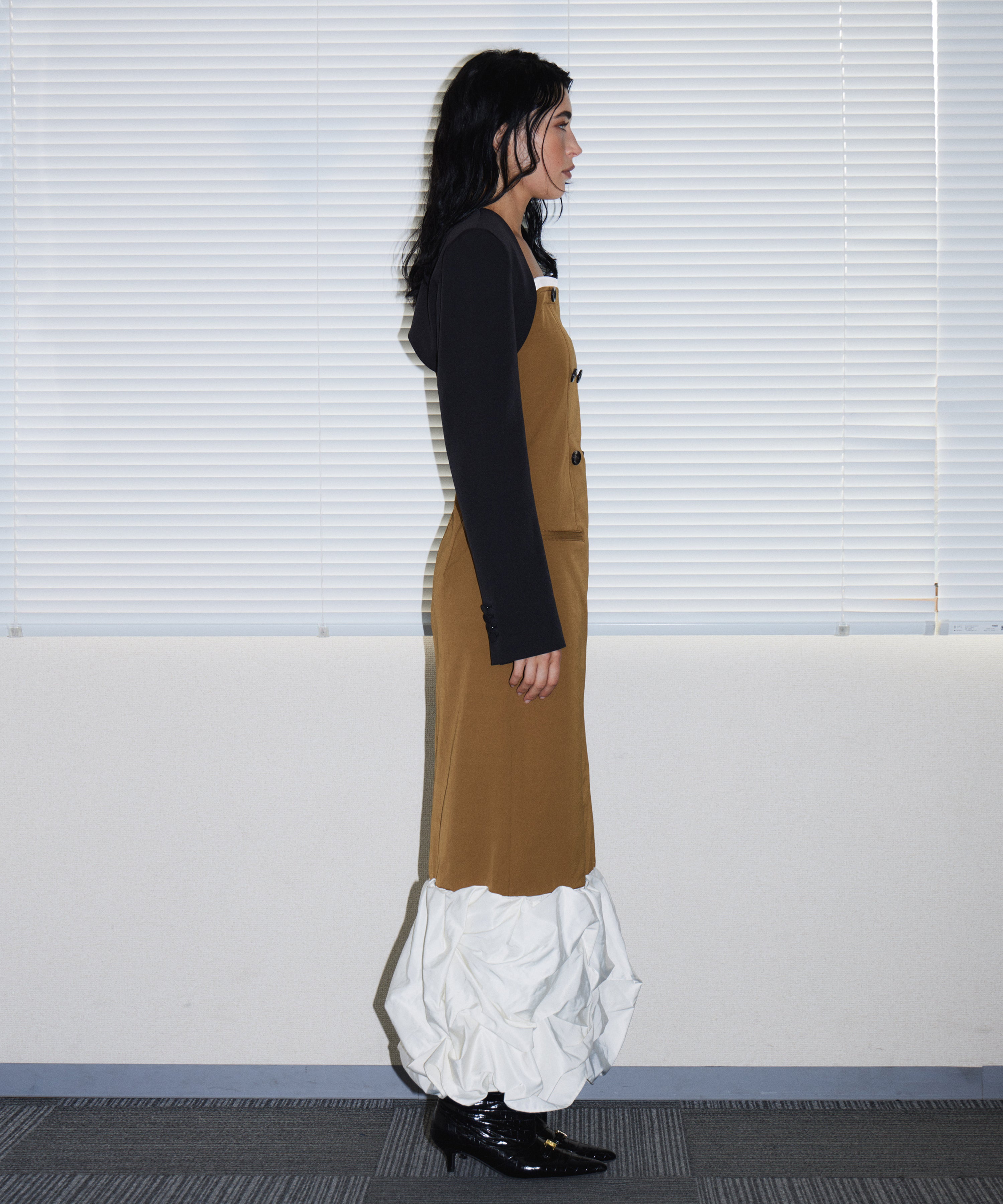 TRENCH BUBBLE DRESS キャメル 横向き全身