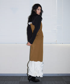 TRENCH BUBBLE DRESS キャメル 背面全身ポーズ
