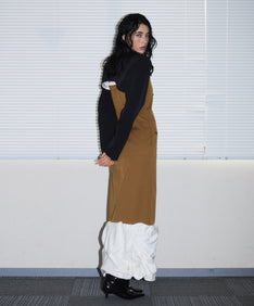 TRENCH BUBBLE DRESS キャメル 背面全身ポーズ