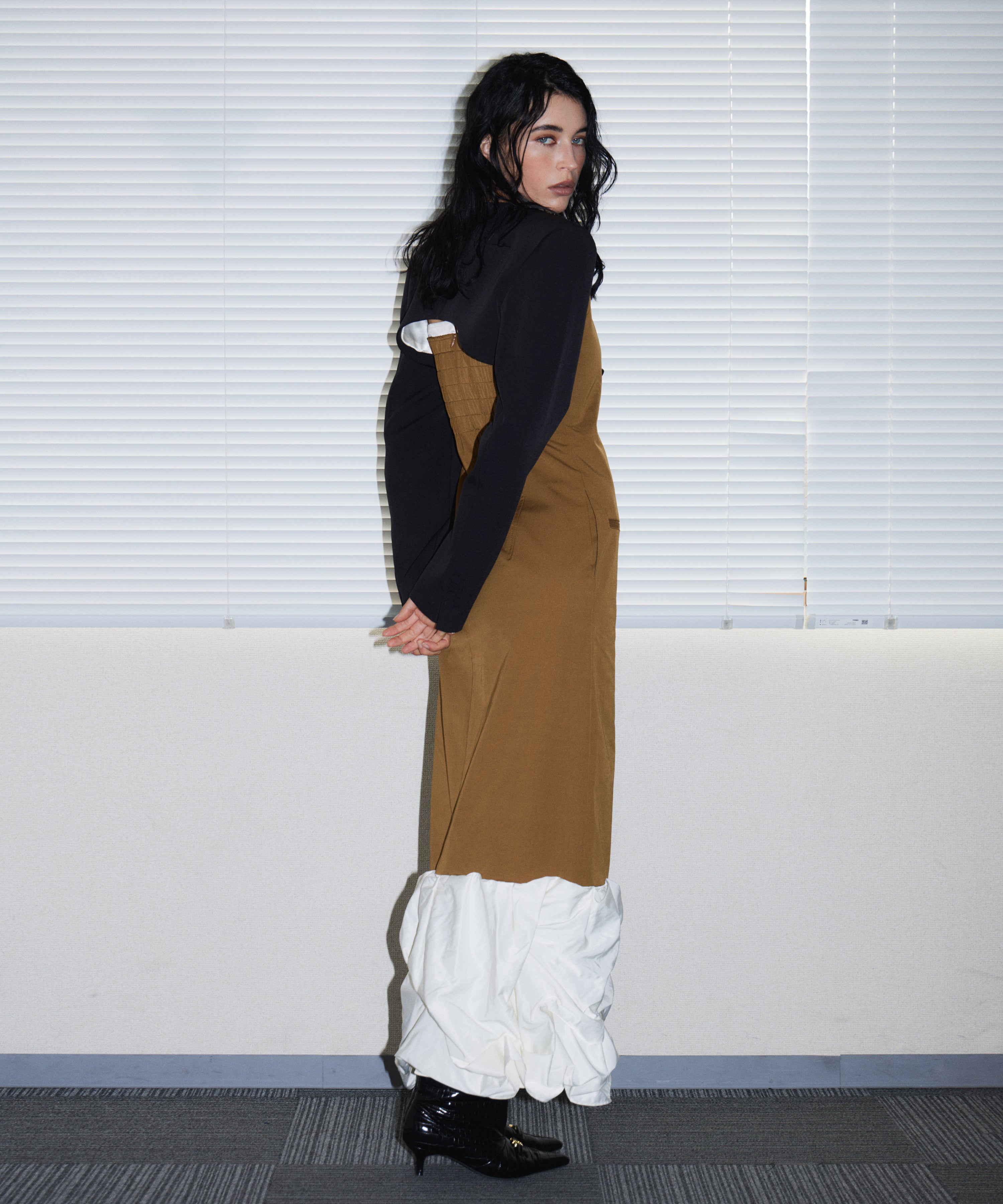 TRENCH BUBBLE DRESS キャメル 背面全身ポーズ
