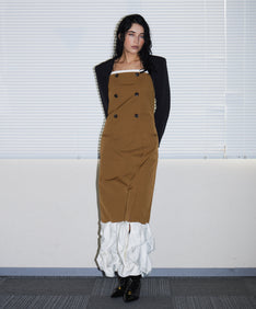 TRENCH BUBBLE DRESS キャメル 正面全身ポーズ