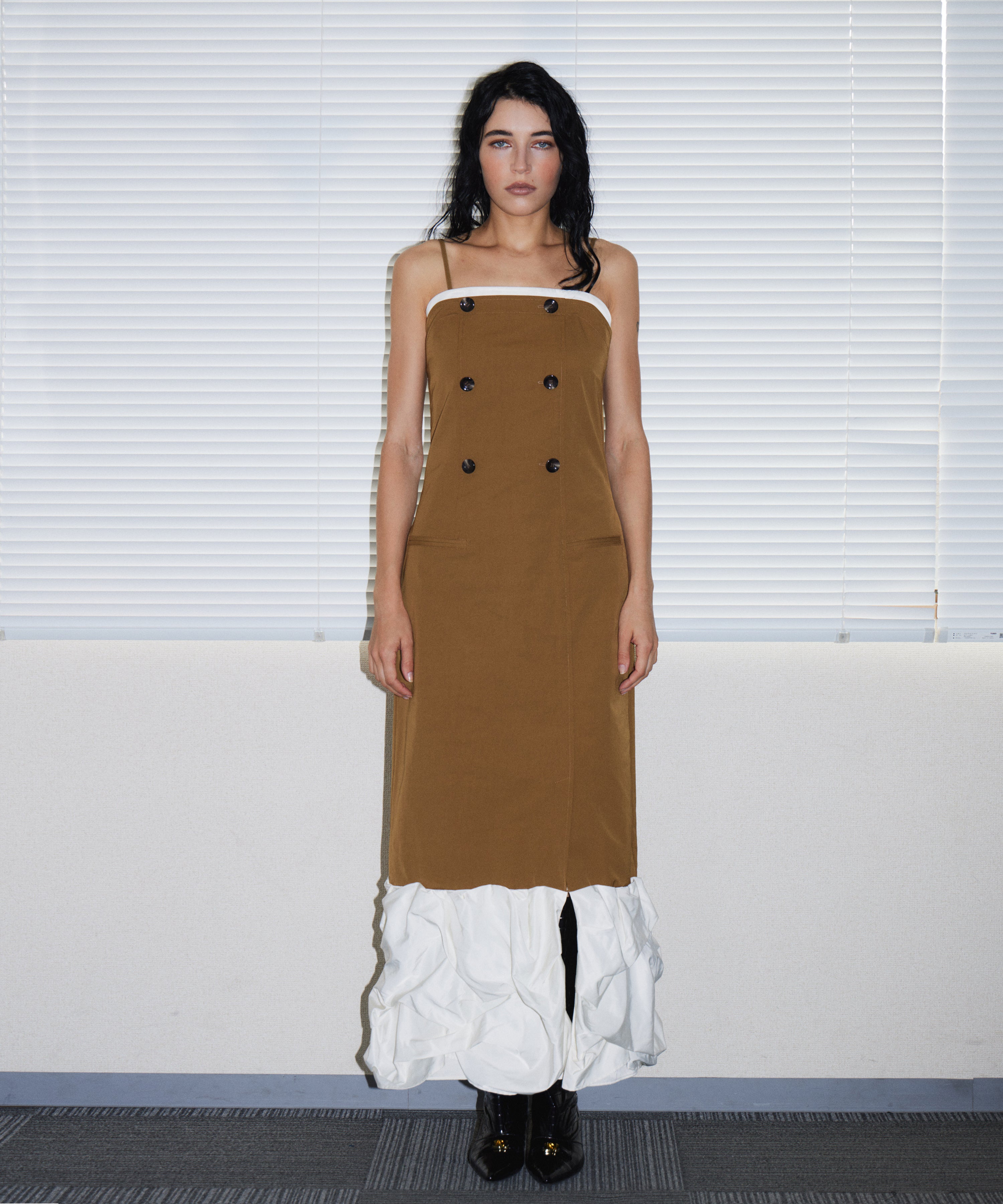 TRENCH BUBBLE DRESS キャメル 正面全身