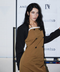 TRENCH BUBBLE DRESS キャメル 上半身アップポーズ