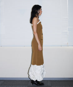 TRENCH BUBBLE DRESS キャメル 横向き全身
