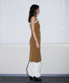 TRENCH BUBBLE DRESS キャメル 横向き全身