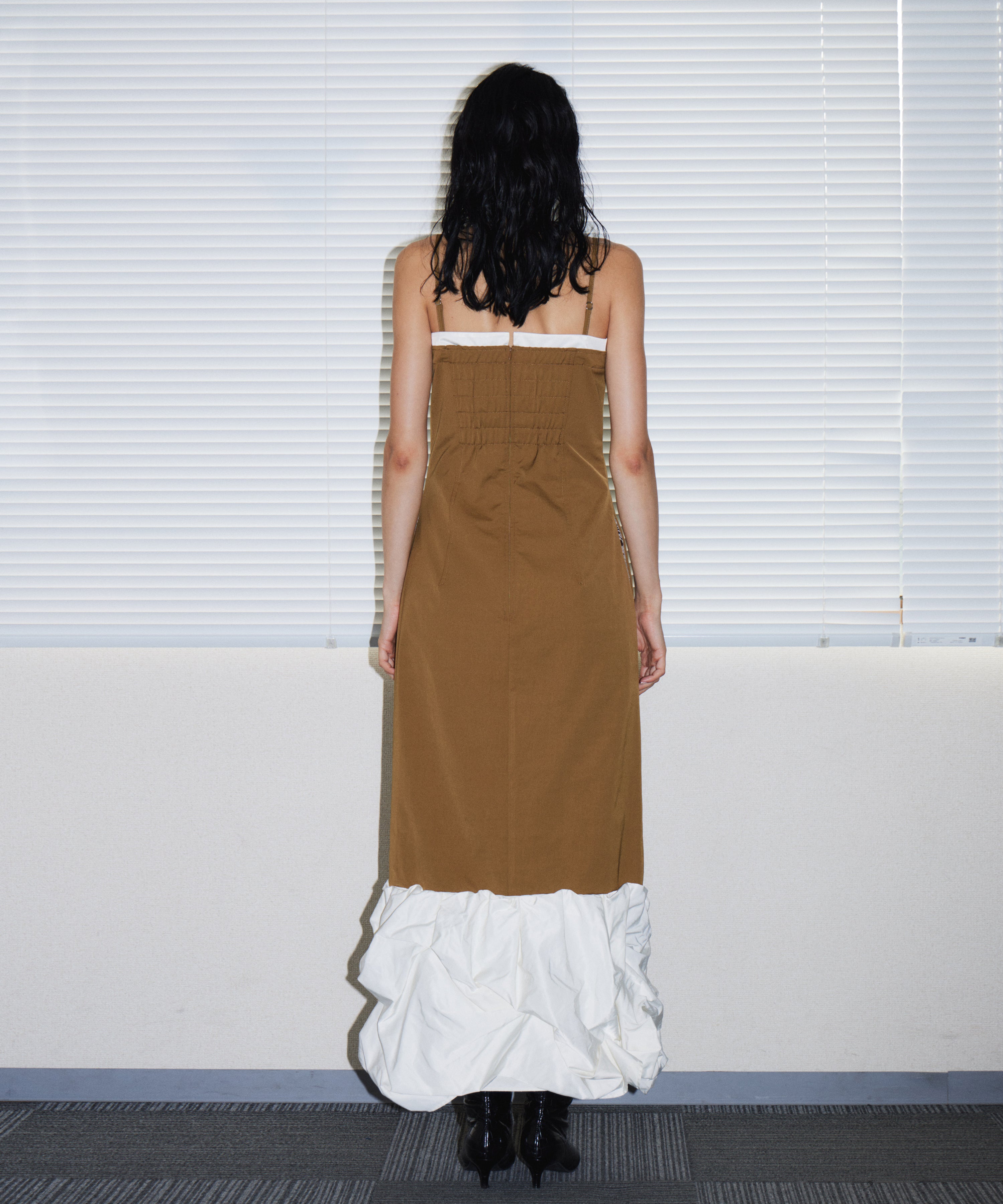 TRENCH BUBBLE DRESS キャメル 背面全身