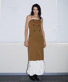 TRENCH BUBBLE DRESS キャメル 正面全身ポーズ