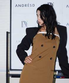 TRENCH BUBBLE DRESS キャメル 上半身アップポーズ