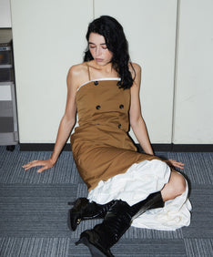 TRENCH BUBBLE DRESS キャメル 座りポーズ