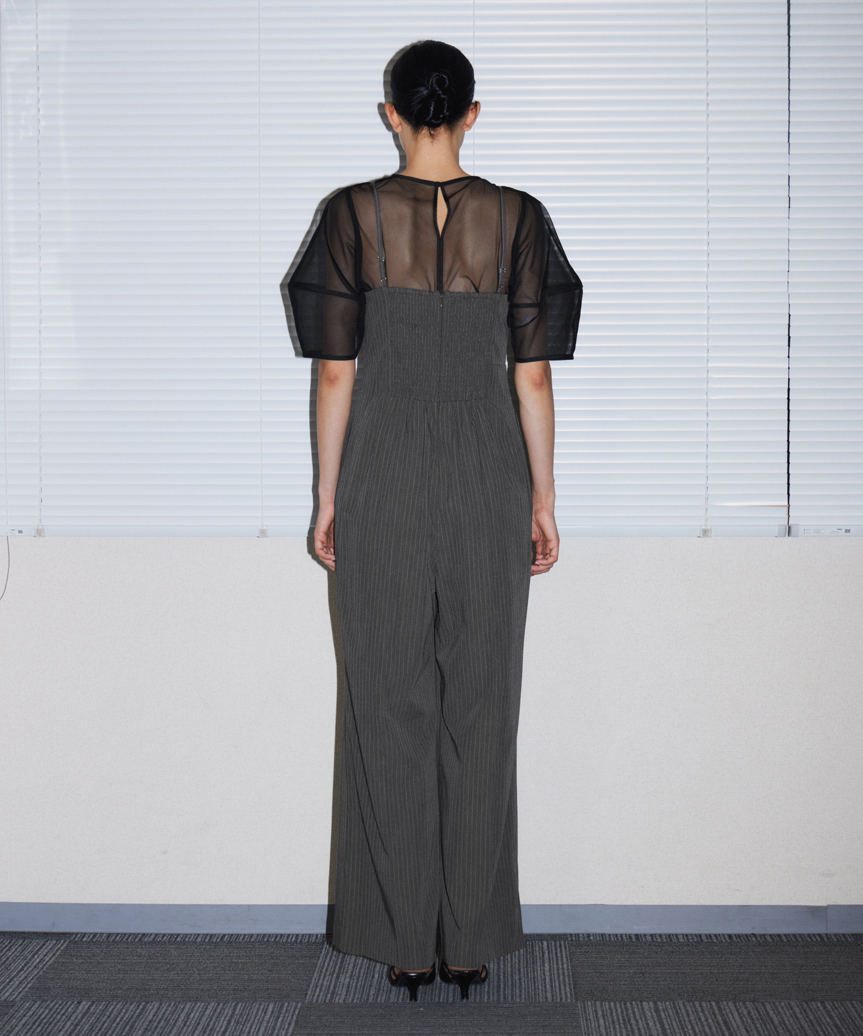 RANDOM RIBBONS ALL IN ONE チャコール 背面全身