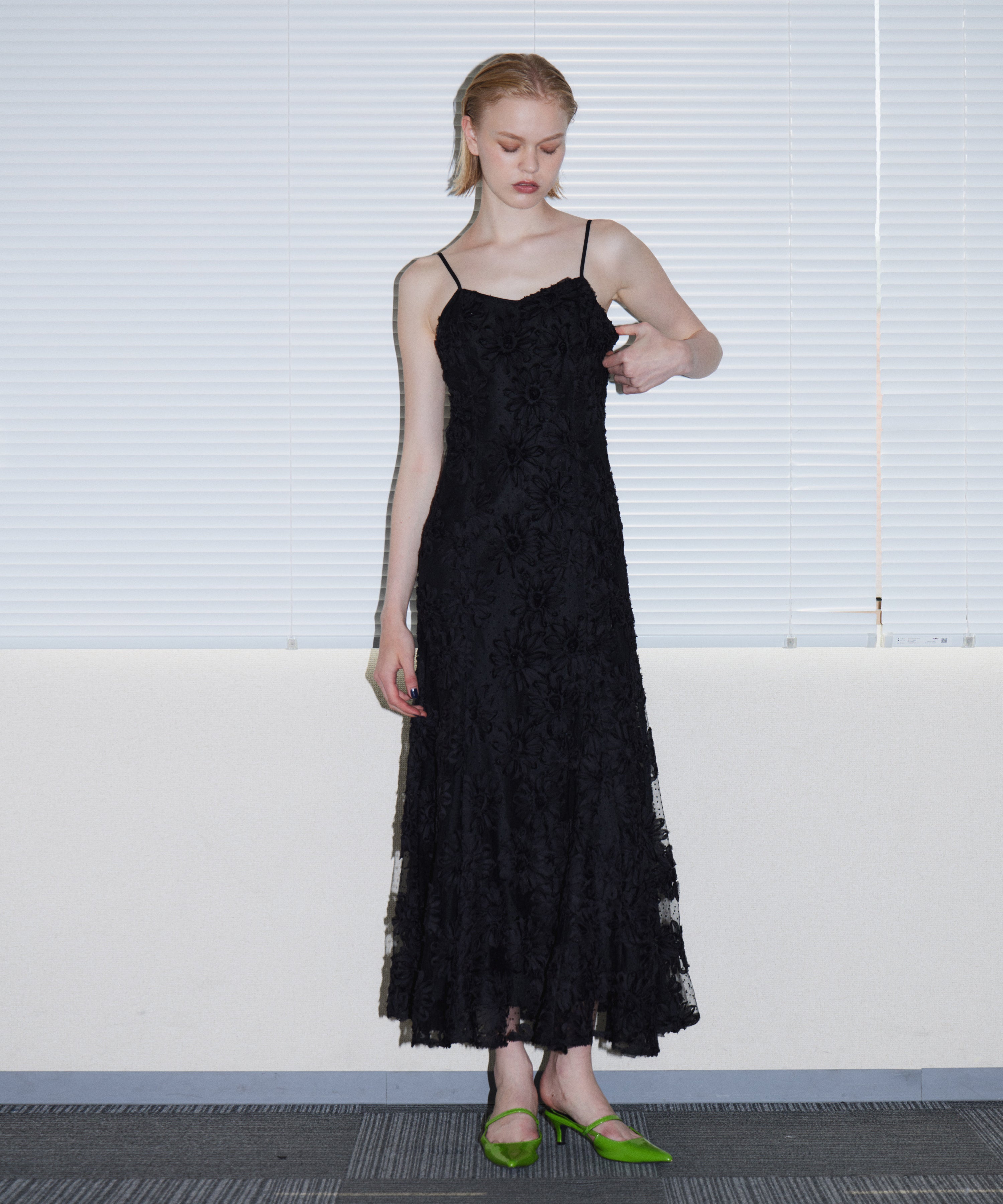 FLOCKING BOLERO DRESS ブラック 正面全身ポーズ