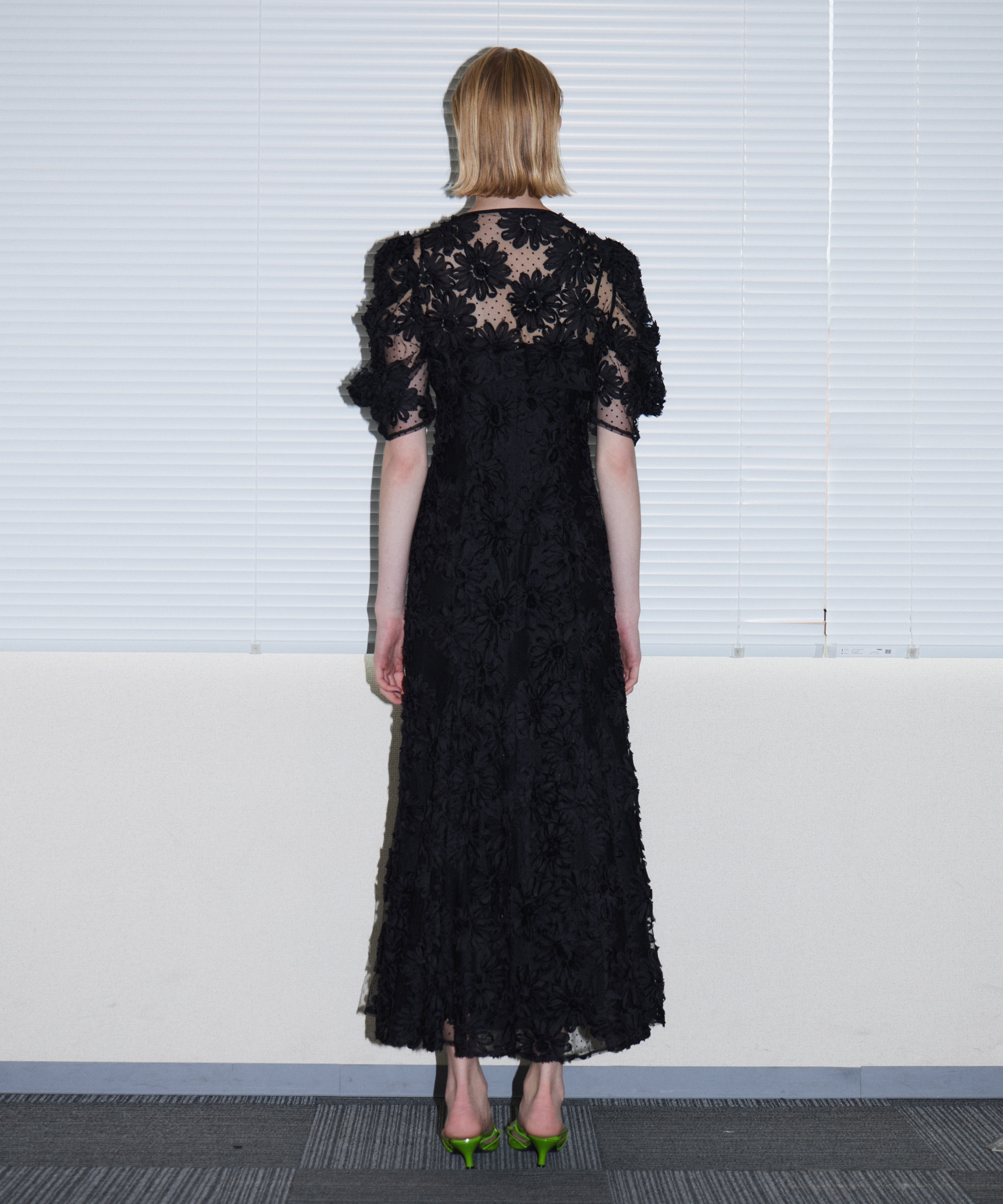 FLOCKING BOLERO DRESS ブラック 背面全身