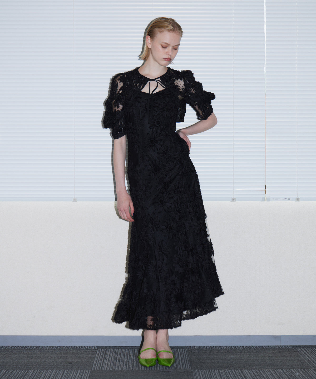 FLOCKING BOLERO DRESS ブラック 正面全身ポーズ