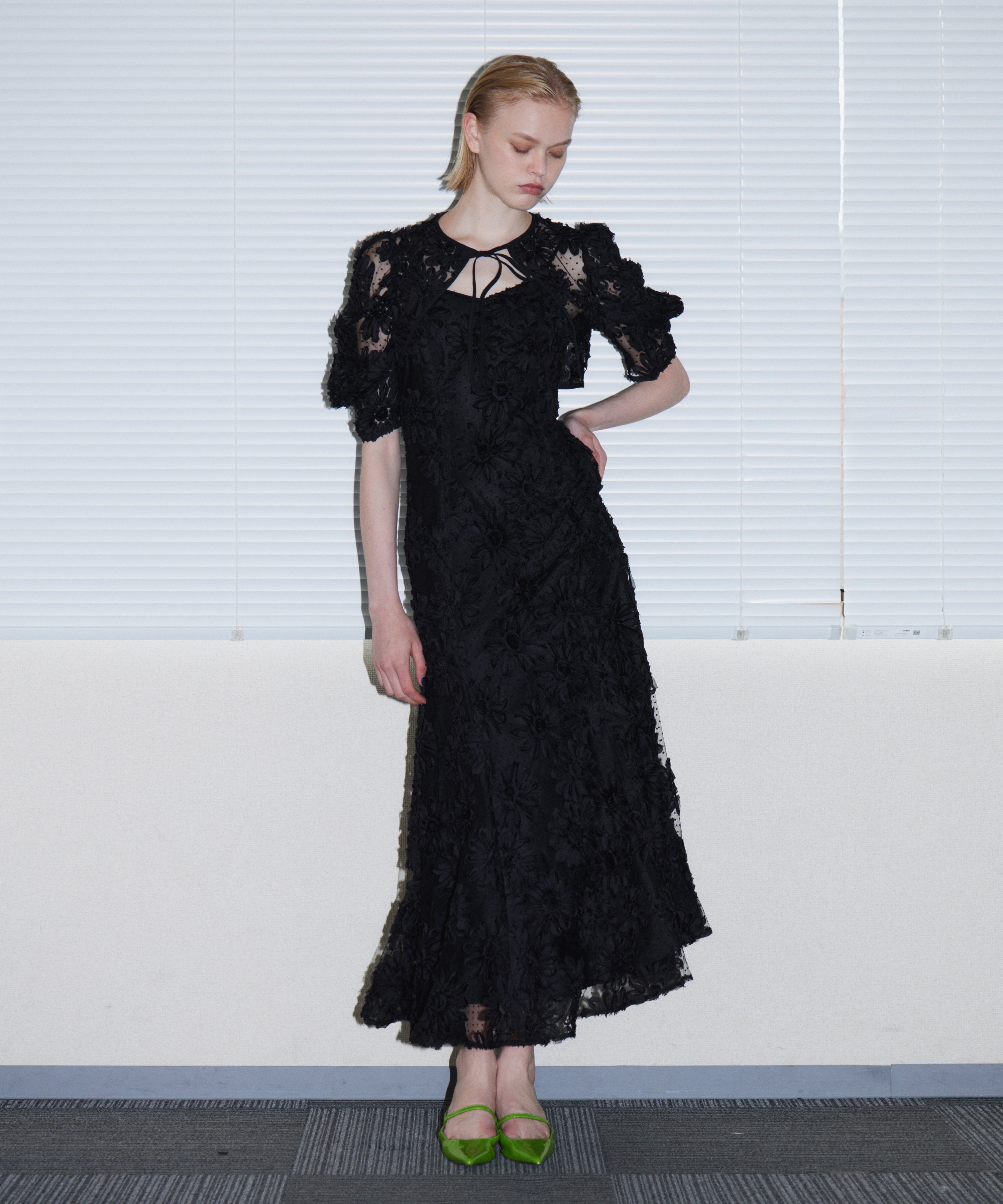 FLOCKING BOLERO DRESS ブラック 正面全身ポーズ