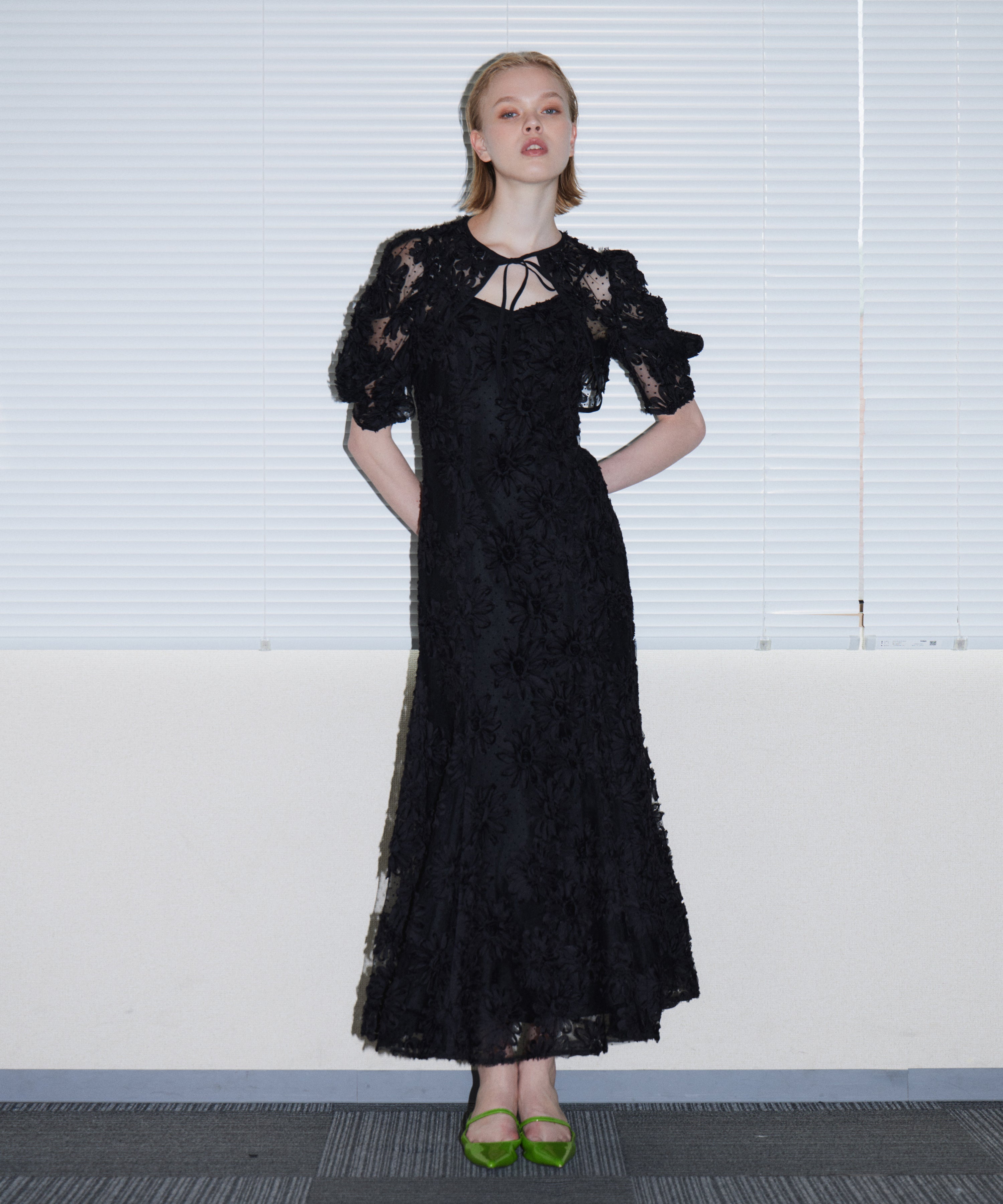 FLOCKING BOLERO DRESS ブラック 正面全身ポーズ