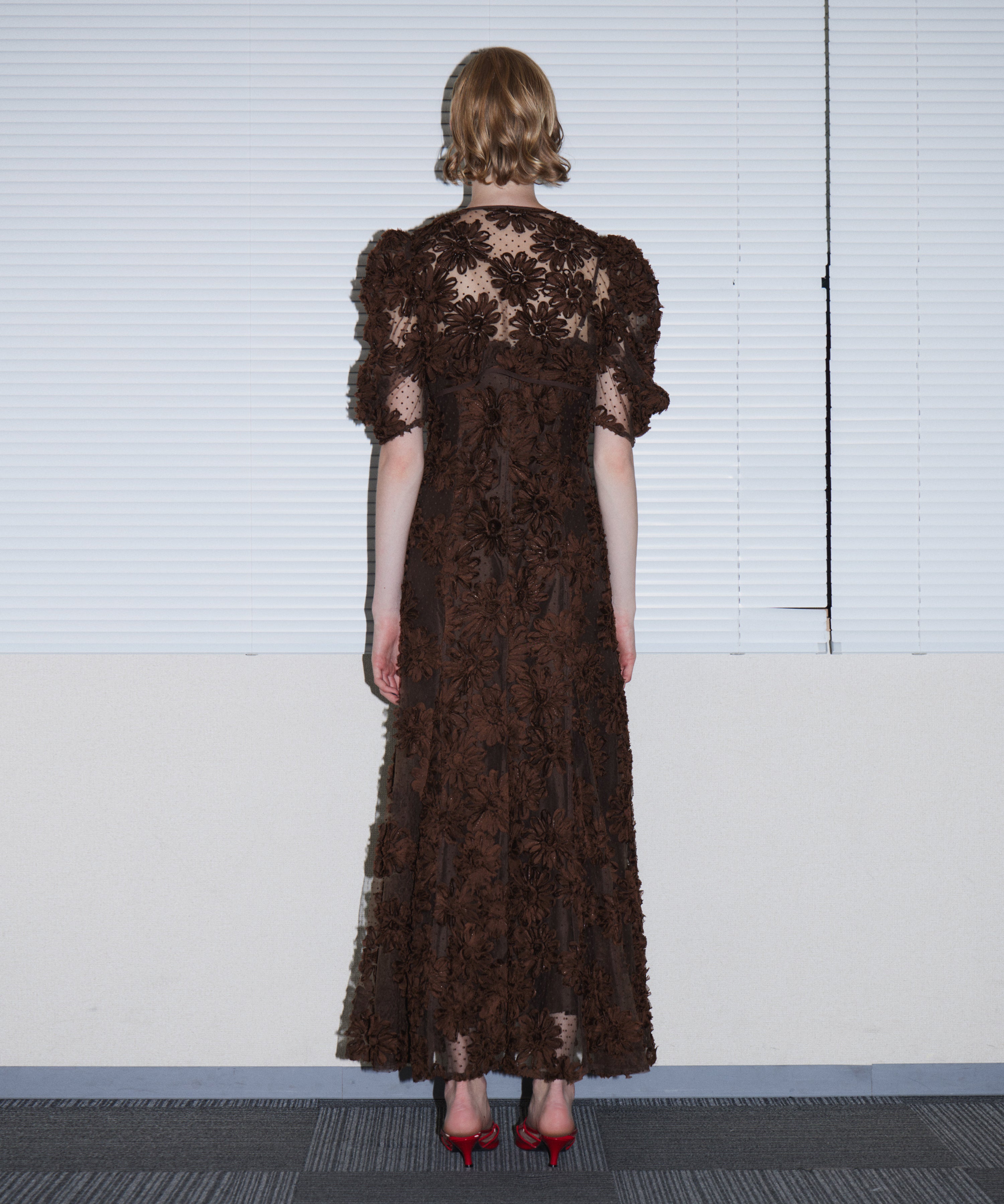 FLOCKING BOLERO DRESS ブラウン 背面全身