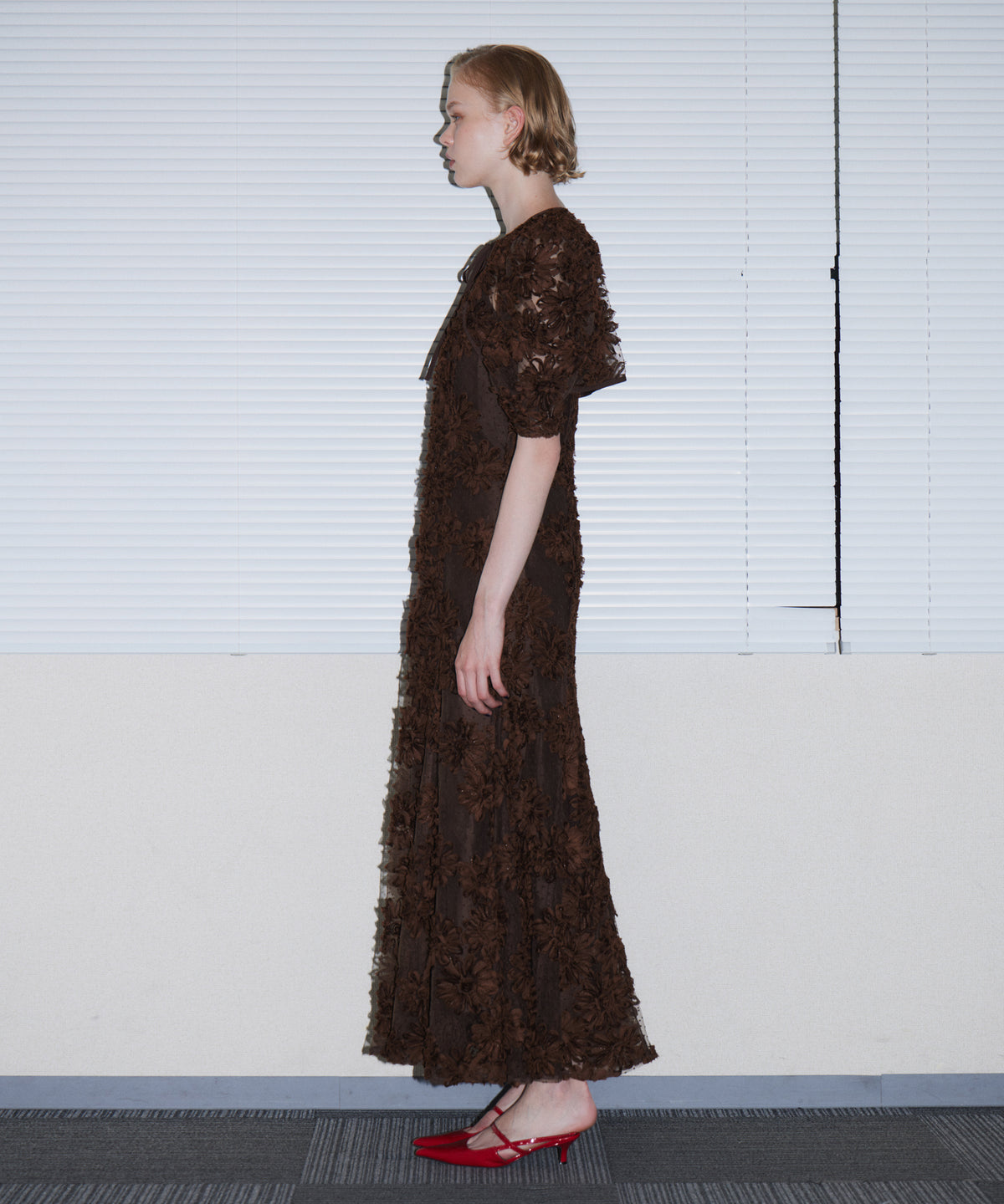 FLOCKING BOLERO DRESS ブラウン 横向き全身